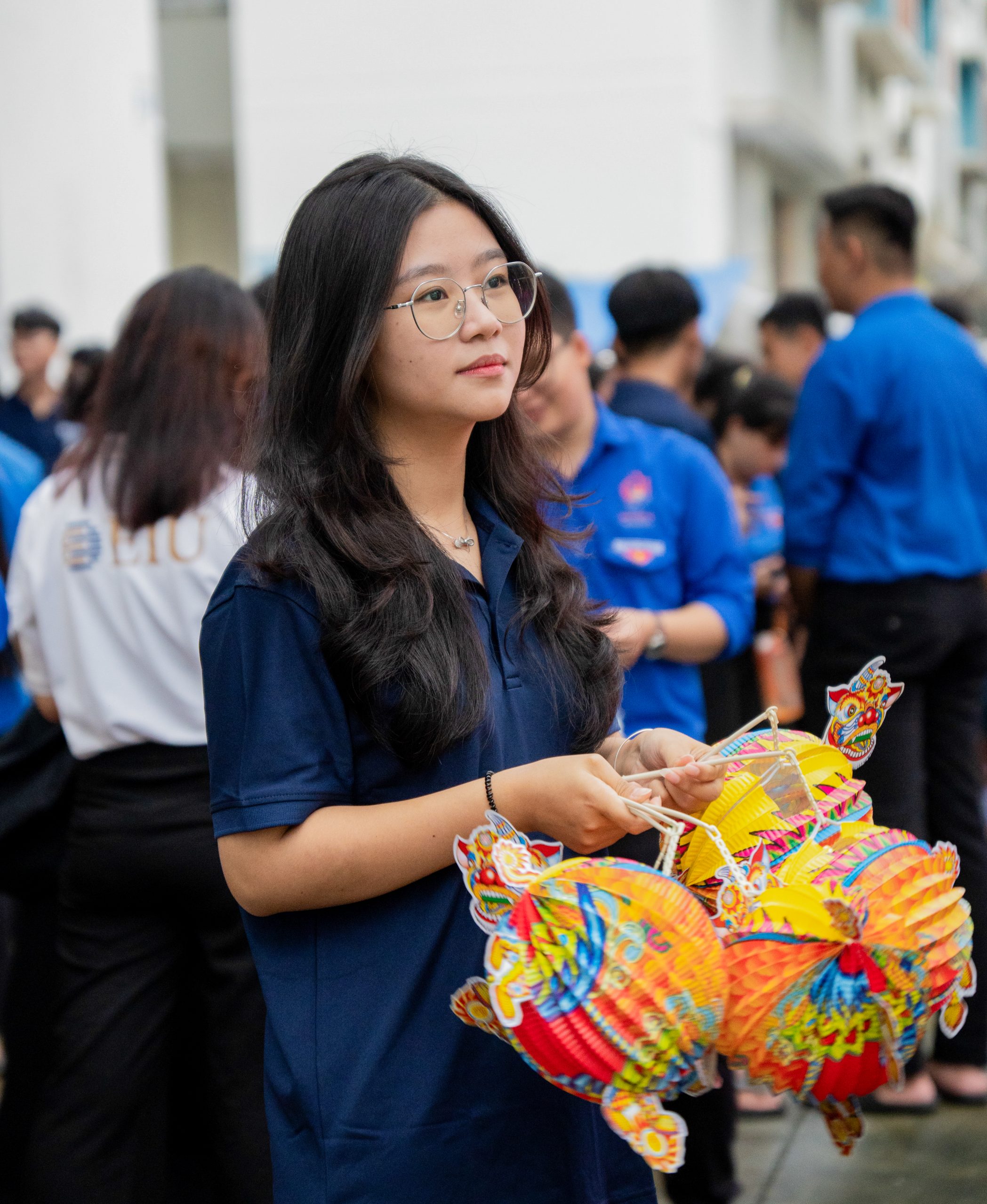 Đoàn trường EIU trao tạng quà trung thu